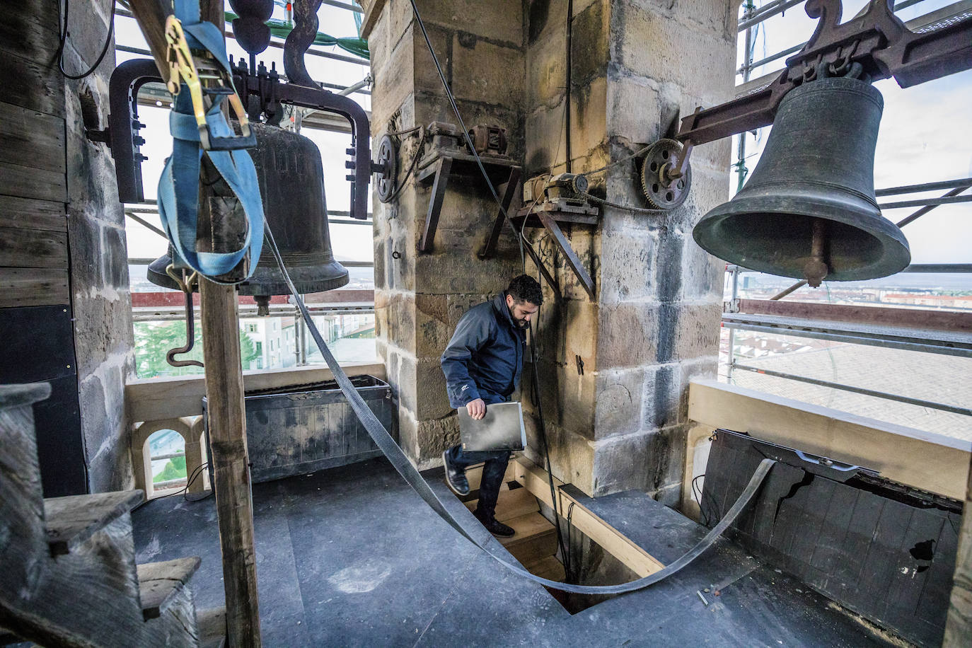 La puesta de sol tras los montes de Vitoria, desde la torre de San Vicente. 