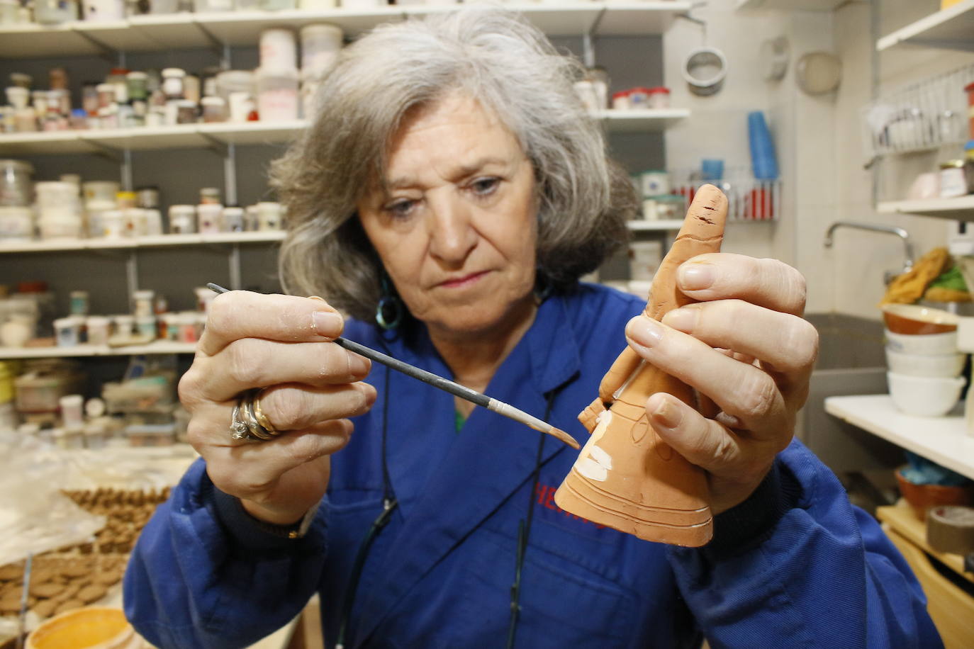 Marian Corres da forma a una de sus piezas.