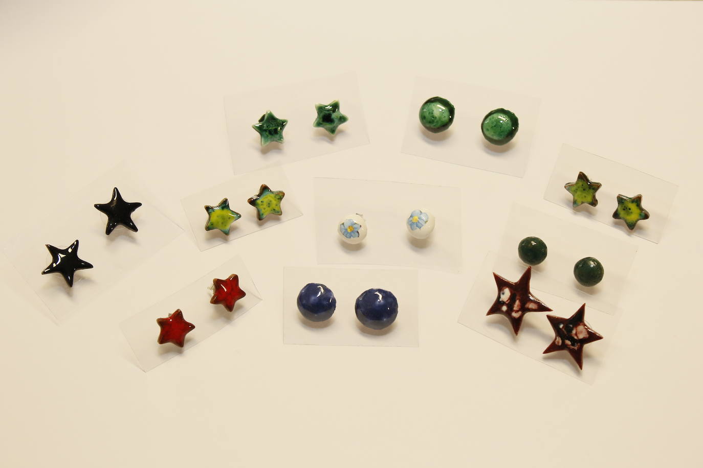 Pendientes en diferentes colores.