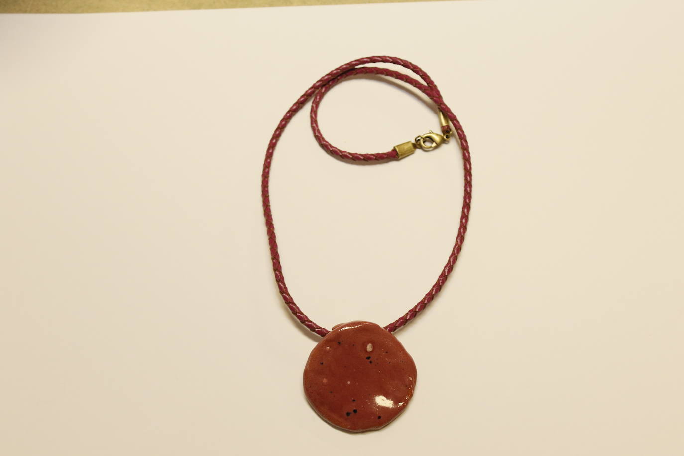 Uno de los colgantes creados por la vitoriana.