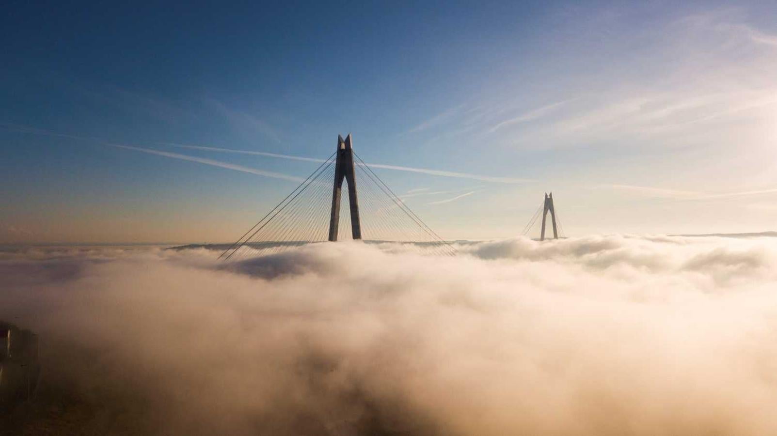 Vista del puente Yavuz Sultan Selim en el Bósforo, Estambul