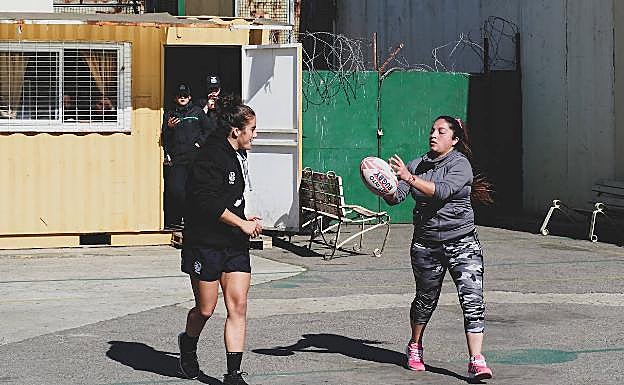 Imagen principal - Arriba, en la cárcel de Chile, y sobre estas líneas en uno de los colegios que ha visitado y vistiendo la camiseta de la selección española. 