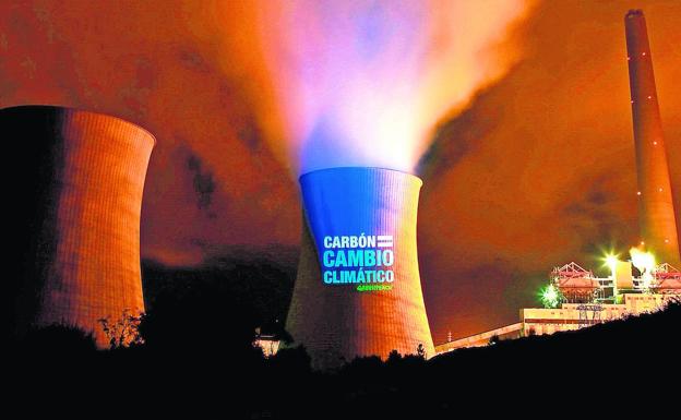 Condenada al cierre. Un reflector de Greenpeace ilumina con un mensaje ecologista las torres de refrigeración de la central térmica de carbón de As Pontes, en A Coruña, que dejará de funcionar por completo en 2022. 