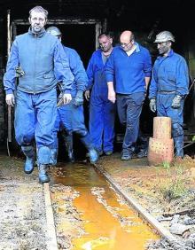 Imagen secundaria 2 - Arriba, concentración de afectados por el anunciado cese de las actividades en la central de As Pontes. España importa casi el 90% del carbón que consume. En la imagen superior, último día de trabajo en una mina de El Bierzo. 