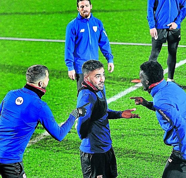 Iñigo y Williams broemean con Unai López. 