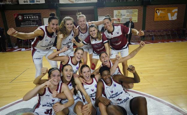 Las jugadoras del Lointek Gernika celebran la victoria ante el Minsk.