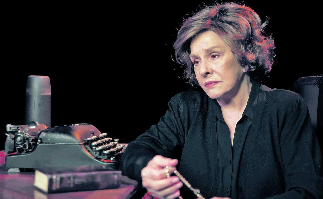 Lola Herrera interpreta las palabras y los silencios de Carmen. «Lo que critica de las demás es lo que le habría gustado hacer a ella».