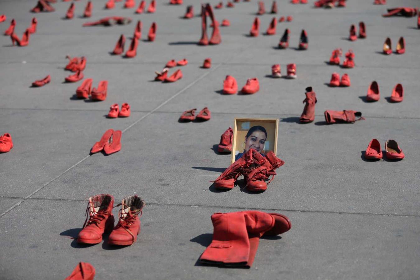 Zapatos rojos como protesta contra la violencia hacia las mujeres en la plaSáshenka Gutiérrezncha del Zócalo de Ciudad de México