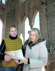 Imagen secundaria 2 - 1. Estudiantes del instituto Vega del Turia hacen la 'v' de victoria en la estación de Renfe. | 2. Un par de transeúntes pasean bajo el viaducto de Fernando Hué, que une el casco histórico con el Ensanche. | 3. Juan Carlos, un ingeniero agrónomo, y Lourdes, médica, ambos de Almería, consultan el mapa turístico de Teruel desde la torres mudéjar de El Salvador. 