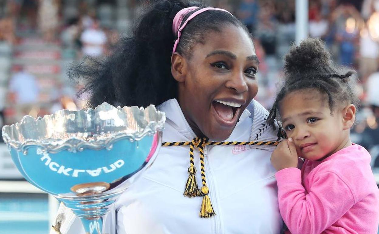 La tenista celebrando el título junto a su hija  Alexis Olympia Ohanian. 