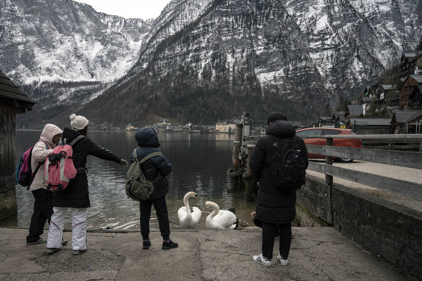 Hallstatt era hace diez años una villa idílica al borde de un lago de ensueño y aún lo sigue siendo, pero de otra manera. Lo que entonces le faltaba al pequeño pueblo austriaco, ahora le sobra. Tiene gente para dar y regalar, la hay por todas partes, tanta que hasta los visitantes se cuelan sin permiso en las casas en busca de un baño que no esté ocupado. En el pueblo residen 778 vecinos pero no lo parece porque apenas se les ve. Su presencia se diluye ante las riadas de personas que transitan por las calles en busca de un lugar vacío donde sacarse una foto mientras decenas de drones sobrevuelan los tejados para obtener imágenes impactantes. Hay turistas que llegan a la localidad convencidos de que se encuentran en un parque temático donde todo es de cartón piedra y todo está a la venta. Otros creen que están recorriendo el auténtico Arendelle, el reino de la película 'Frozen'. Hallstatt es un pueblo de moda, hasta ha sido calificado como «el más 'instagrameable' del mundo», y eso está siendo su ruina