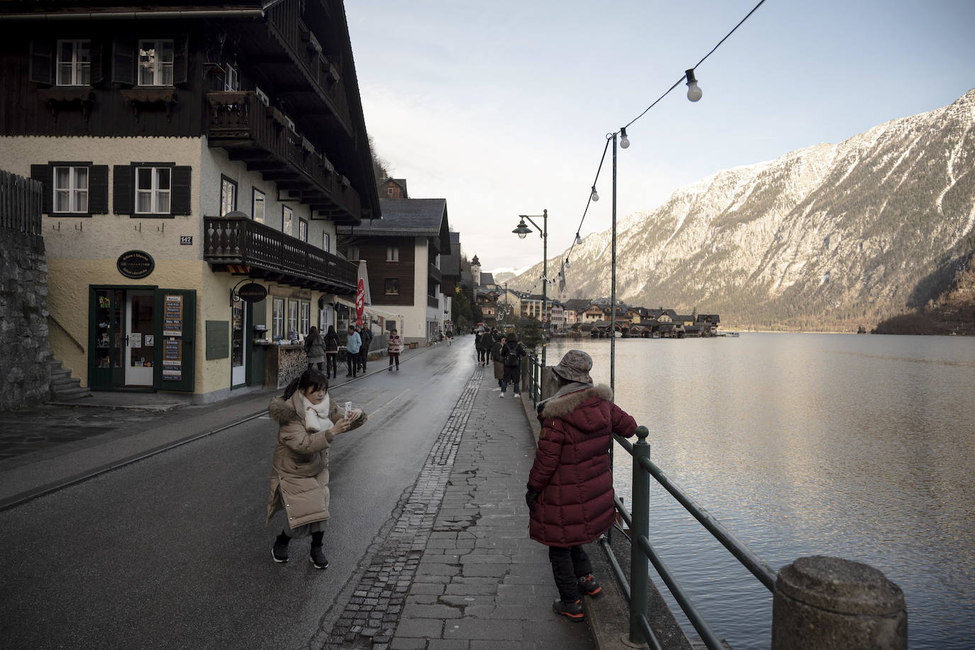 Hallstatt era hace diez años una villa idílica al borde de un lago de ensueño y aún lo sigue siendo, pero de otra manera. Lo que entonces le faltaba al pequeño pueblo austriaco, ahora le sobra. Tiene gente para dar y regalar, la hay por todas partes, tanta que hasta los visitantes se cuelan sin permiso en las casas en busca de un baño que no esté ocupado. En el pueblo residen 778 vecinos pero no lo parece porque apenas se les ve. Su presencia se diluye ante las riadas de personas que transitan por las calles en busca de un lugar vacío donde sacarse una foto mientras decenas de drones sobrevuelan los tejados para obtener imágenes impactantes. Hay turistas que llegan a la localidad convencidos de que se encuentran en un parque temático donde todo es de cartón piedra y todo está a la venta. Otros creen que están recorriendo el auténtico Arendelle, el reino de la película 'Frozen'. Hallstatt es un pueblo de moda, hasta ha sido calificado como «el más 'instagrameable' del mundo», y eso está siendo su ruina