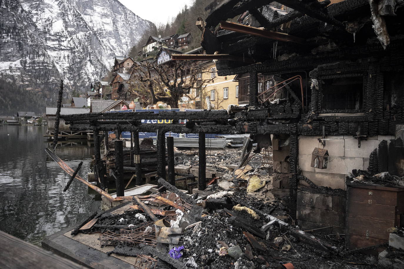 Hallstatt era hace diez años una villa idílica al borde de un lago de ensueño y aún lo sigue siendo, pero de otra manera. Lo que entonces le faltaba al pequeño pueblo austriaco, ahora le sobra. Tiene gente para dar y regalar, la hay por todas partes, tanta que hasta los visitantes se cuelan sin permiso en las casas en busca de un baño que no esté ocupado. En el pueblo residen 778 vecinos pero no lo parece porque apenas se les ve. Su presencia se diluye ante las riadas de personas que transitan por las calles en busca de un lugar vacío donde sacarse una foto mientras decenas de drones sobrevuelan los tejados para obtener imágenes impactantes. Hay turistas que llegan a la localidad convencidos de que se encuentran en un parque temático donde todo es de cartón piedra y todo está a la venta. Otros creen que están recorriendo el auténtico Arendelle, el reino de la película 'Frozen'. Hallstatt es un pueblo de moda, hasta ha sido calificado como «el más 'instagrameable' del mundo», y eso está siendo su ruina