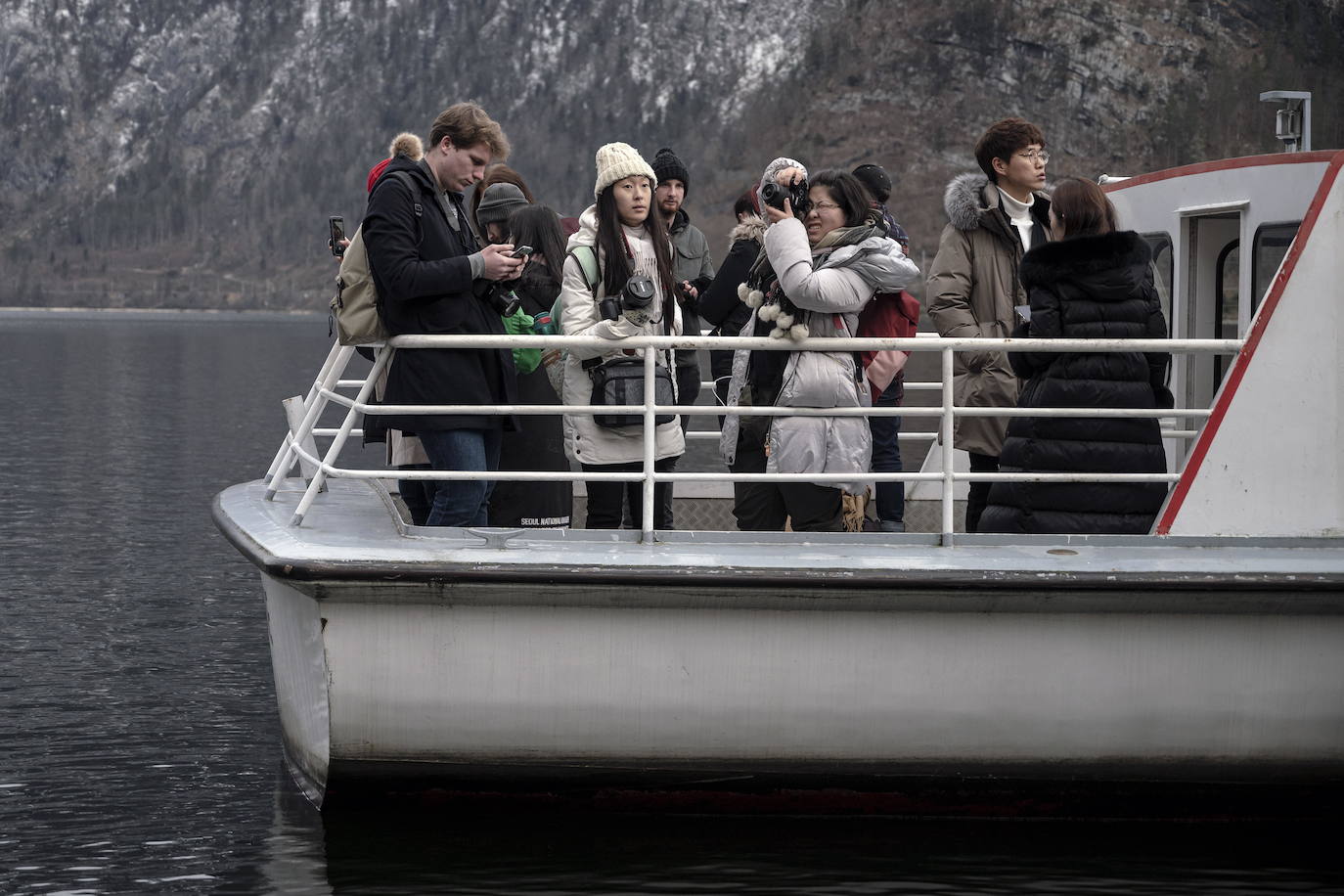 Hallstatt era hace diez años una villa idílica al borde de un lago de ensueño y aún lo sigue siendo, pero de otra manera. Lo que entonces le faltaba al pequeño pueblo austriaco, ahora le sobra. Tiene gente para dar y regalar, la hay por todas partes, tanta que hasta los visitantes se cuelan sin permiso en las casas en busca de un baño que no esté ocupado. En el pueblo residen 778 vecinos pero no lo parece porque apenas se les ve. Su presencia se diluye ante las riadas de personas que transitan por las calles en busca de un lugar vacío donde sacarse una foto mientras decenas de drones sobrevuelan los tejados para obtener imágenes impactantes. Hay turistas que llegan a la localidad convencidos de que se encuentran en un parque temático donde todo es de cartón piedra y todo está a la venta. Otros creen que están recorriendo el auténtico Arendelle, el reino de la película 'Frozen'. Hallstatt es un pueblo de moda, hasta ha sido calificado como «el más 'instagrameable' del mundo», y eso está siendo su ruina