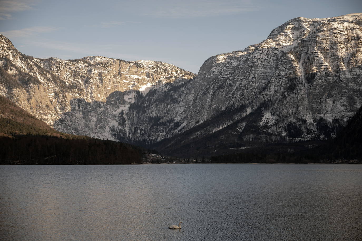 Hallstatt era hace diez años una villa idílica al borde de un lago de ensueño y aún lo sigue siendo, pero de otra manera. Lo que entonces le faltaba al pequeño pueblo austriaco, ahora le sobra. Tiene gente para dar y regalar, la hay por todas partes, tanta que hasta los visitantes se cuelan sin permiso en las casas en busca de un baño que no esté ocupado. En el pueblo residen 778 vecinos pero no lo parece porque apenas se les ve. Su presencia se diluye ante las riadas de personas que transitan por las calles en busca de un lugar vacío donde sacarse una foto mientras decenas de drones sobrevuelan los tejados para obtener imágenes impactantes. Hay turistas que llegan a la localidad convencidos de que se encuentran en un parque temático donde todo es de cartón piedra y todo está a la venta. Otros creen que están recorriendo el auténtico Arendelle, el reino de la película 'Frozen'. Hallstatt es un pueblo de moda, hasta ha sido calificado como «el más 'instagrameable' del mundo», y eso está siendo su ruina