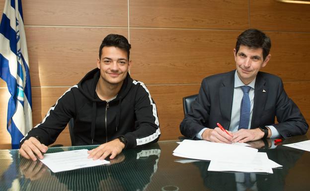 Ismael Gutiérrez firma contrato con el Deportivo Alavés. 