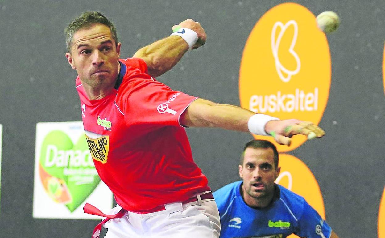 Olaizola II golpea la pelota ante la atenta mirada de Bengoetxea.