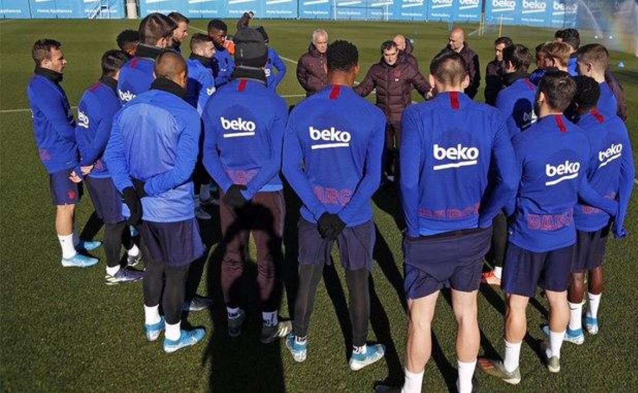 Valverde da instrucciones a sus jugadores.