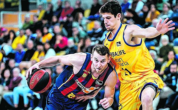 Stauskas se apoya sobre Paulí para ganar la ventaja necesaria en su penetración a canasta.