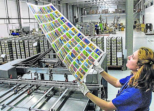 Una operaria de Naipes Fournier comprueba una lámina con cartas en la planta de Legutiano.