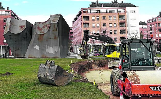 La maquinaria trabaja en el nuevo carril del BEI, a escasos metros de la escultura. 