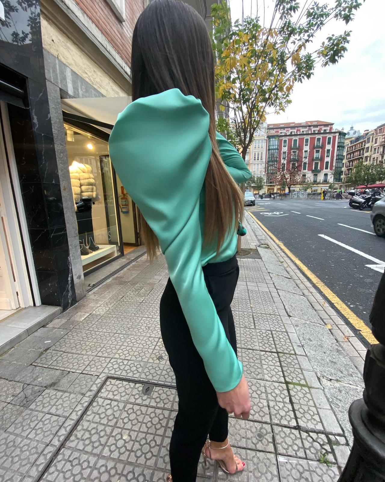 Top verde con mangas abullonadas, de Alicia Rueda.