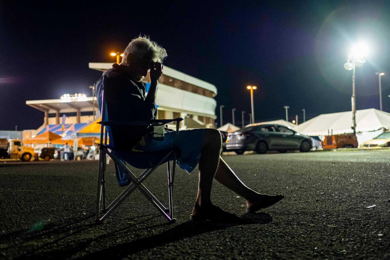 Un hombre en el refugio del estadio de béisbol en Yauco, Puerto Rico, tras un terremoto 