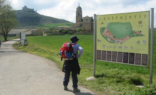 Un peregrino se aproxima a Castrojeriz.