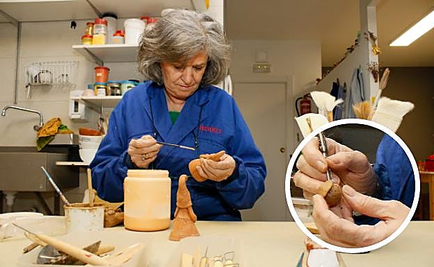 Marian Corres trabaja los Celedones que el Ayuntamiento de Vitoria llevará a Fitur. A la derecha, la ceramista da forma a la cabeza del aldeano de Zalduondo. 