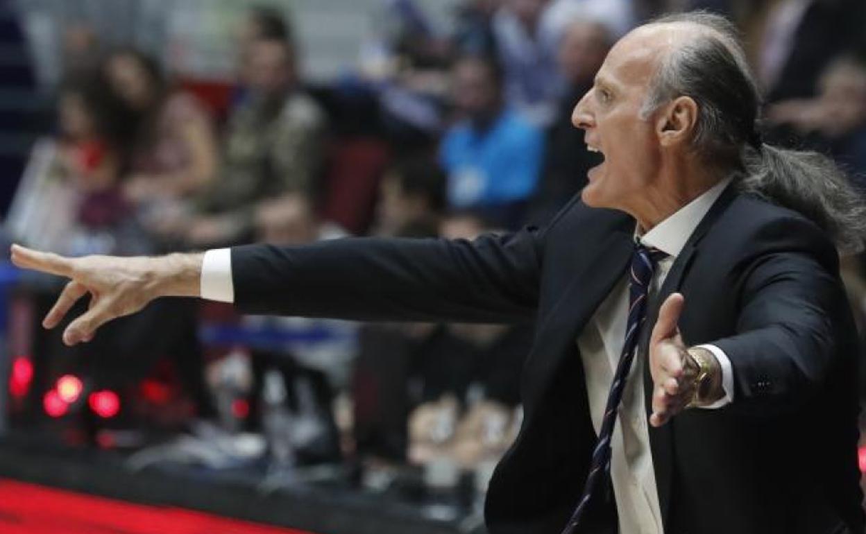 Dusko Ivanovic da instrucciones desde la banda