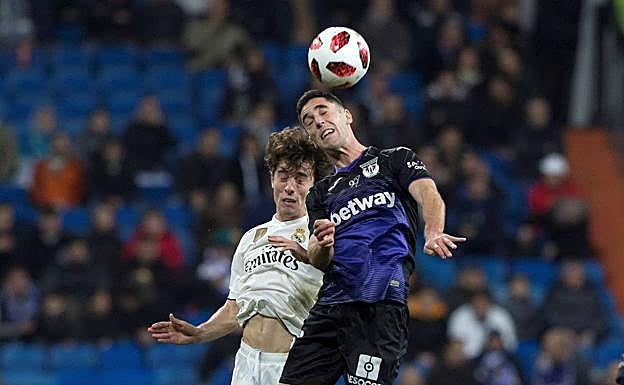 Odriozola y Sabin Merino pugnan por el balón.