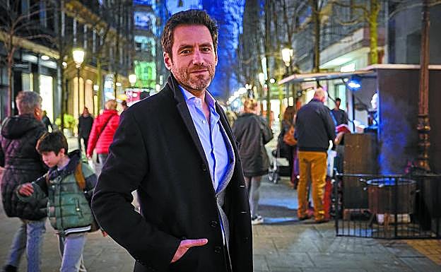 Borja Sémper, ayer por las calles de San Sebastián tras la rueda de prensa en la que anunció su adiós a la política. 