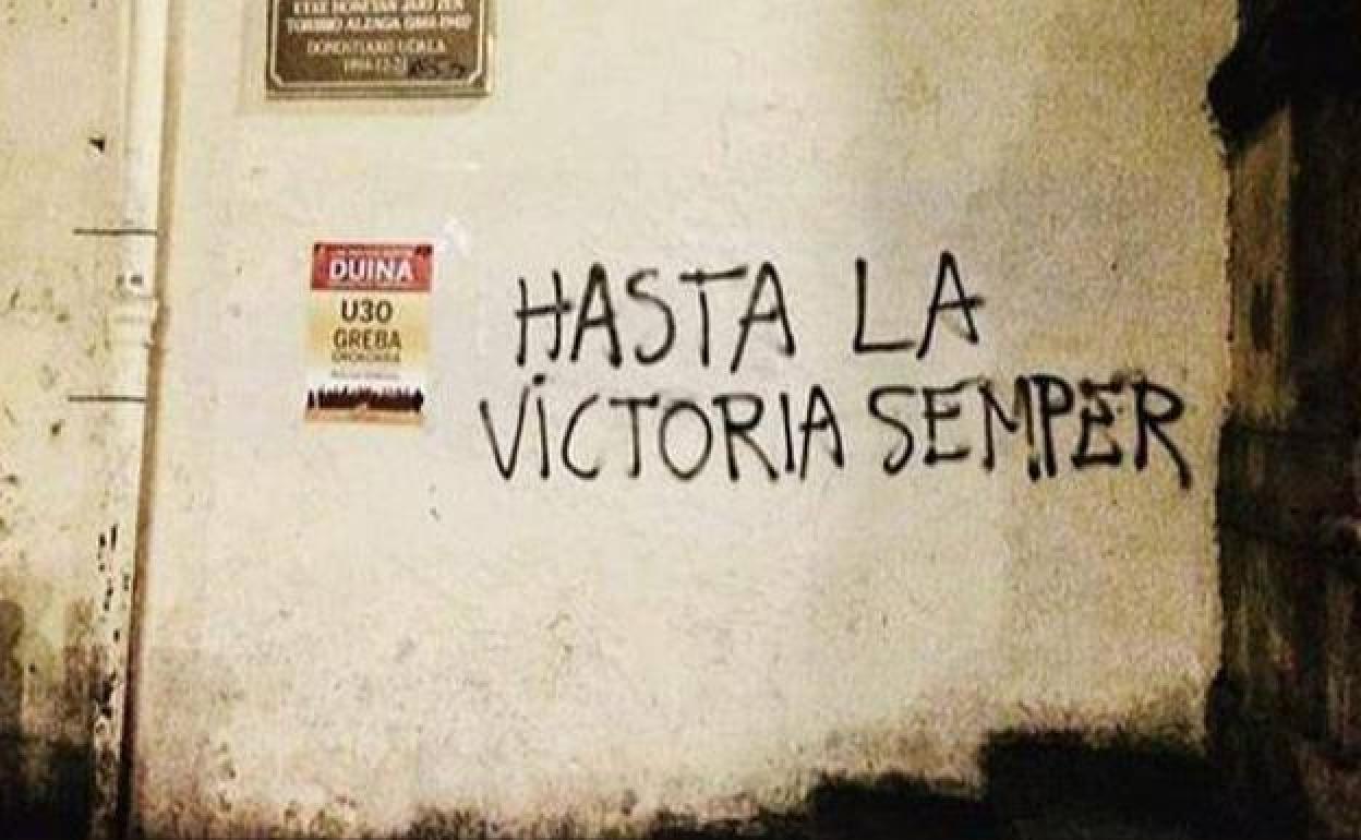 Pintadas de 'despedida' a Sémper en las calles de San Sebastián