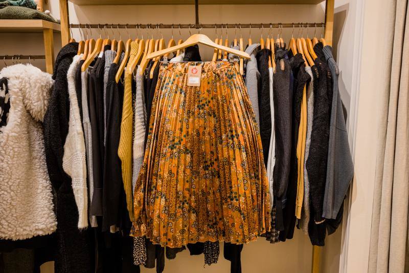 Falda midi plisada de Trendie.