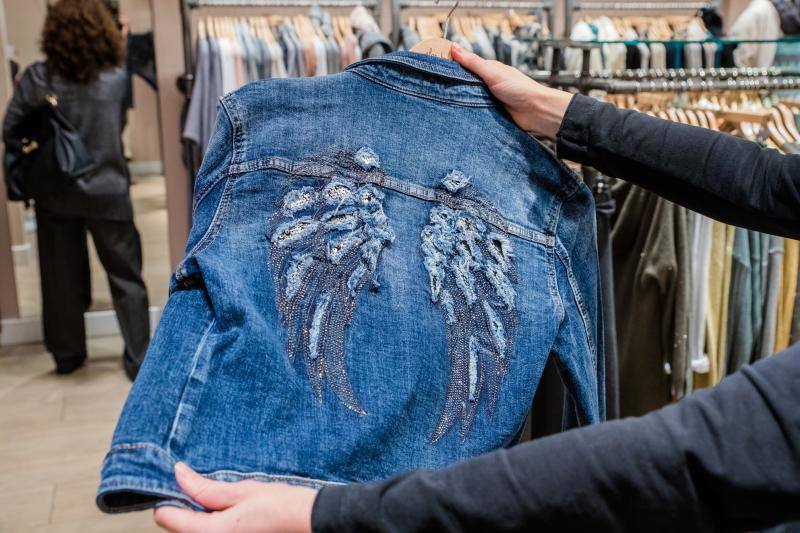 Cazadoras vaqueras con print en la espalda de la tienda Algo Bonito