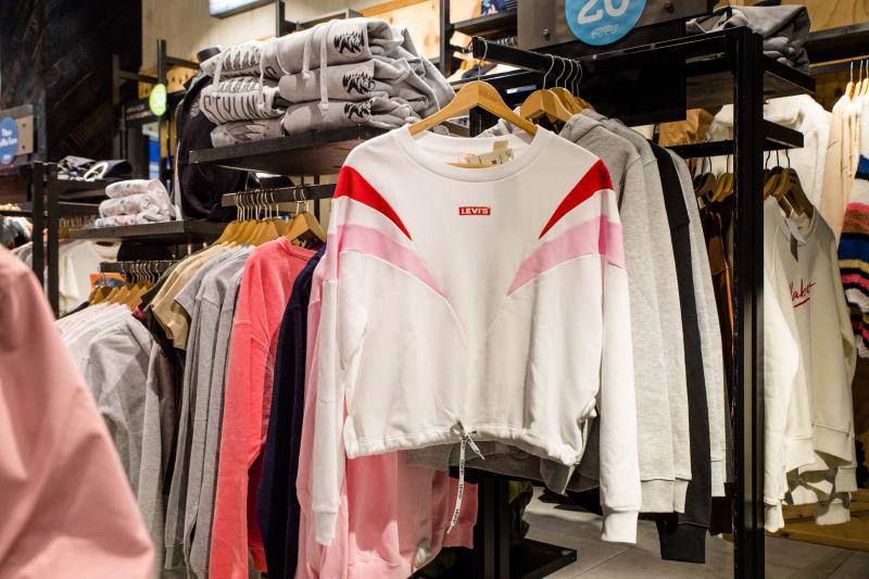 Sudadera de la marca Levi's disponible en la tienda Styling