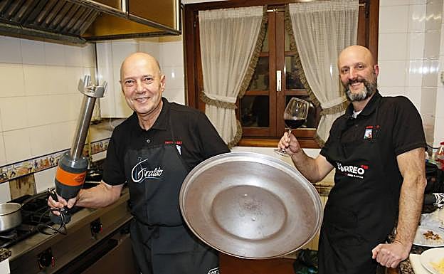 Fran Martínez de San Vicente, con la batidora, y Kike Herrera.