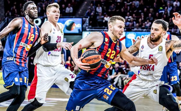 Stauskas avanza ante Mike James durante el partido de la primera vuelta entre el Baskonia y el CSKA. 