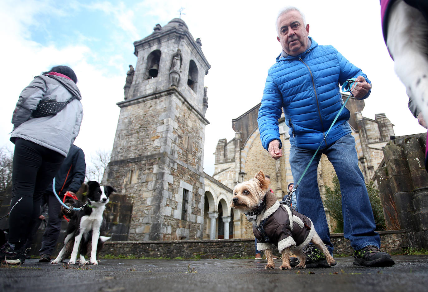 Numerosos fieles acudieron a Urkiola en el día de San Antonio para bendecir a sus mascotas.