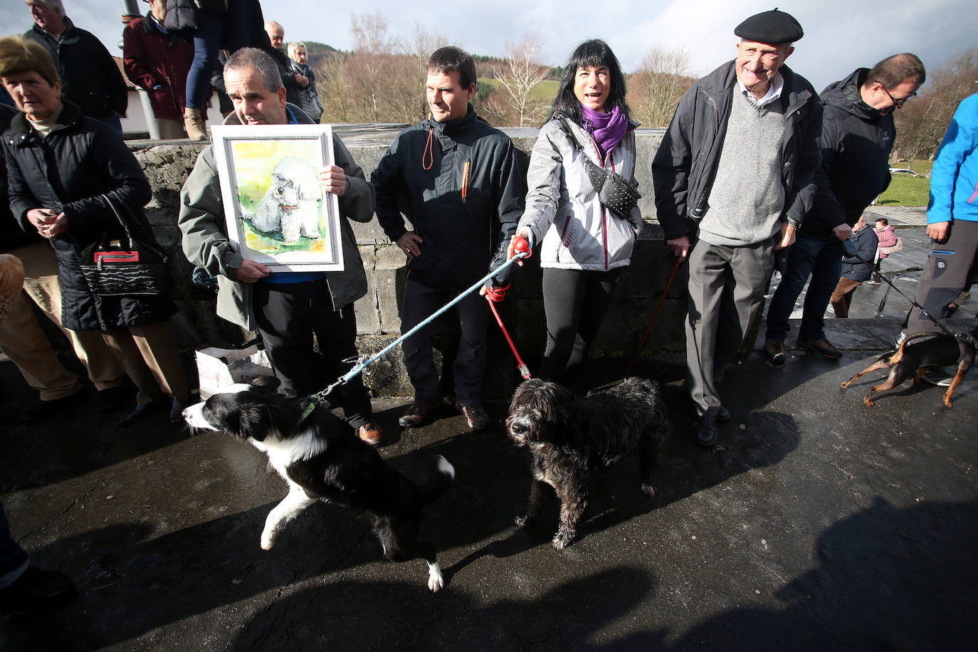 Numerosos fieles acudieron a Urkiola en el día de San Antonio para bendecir a sus mascotas.