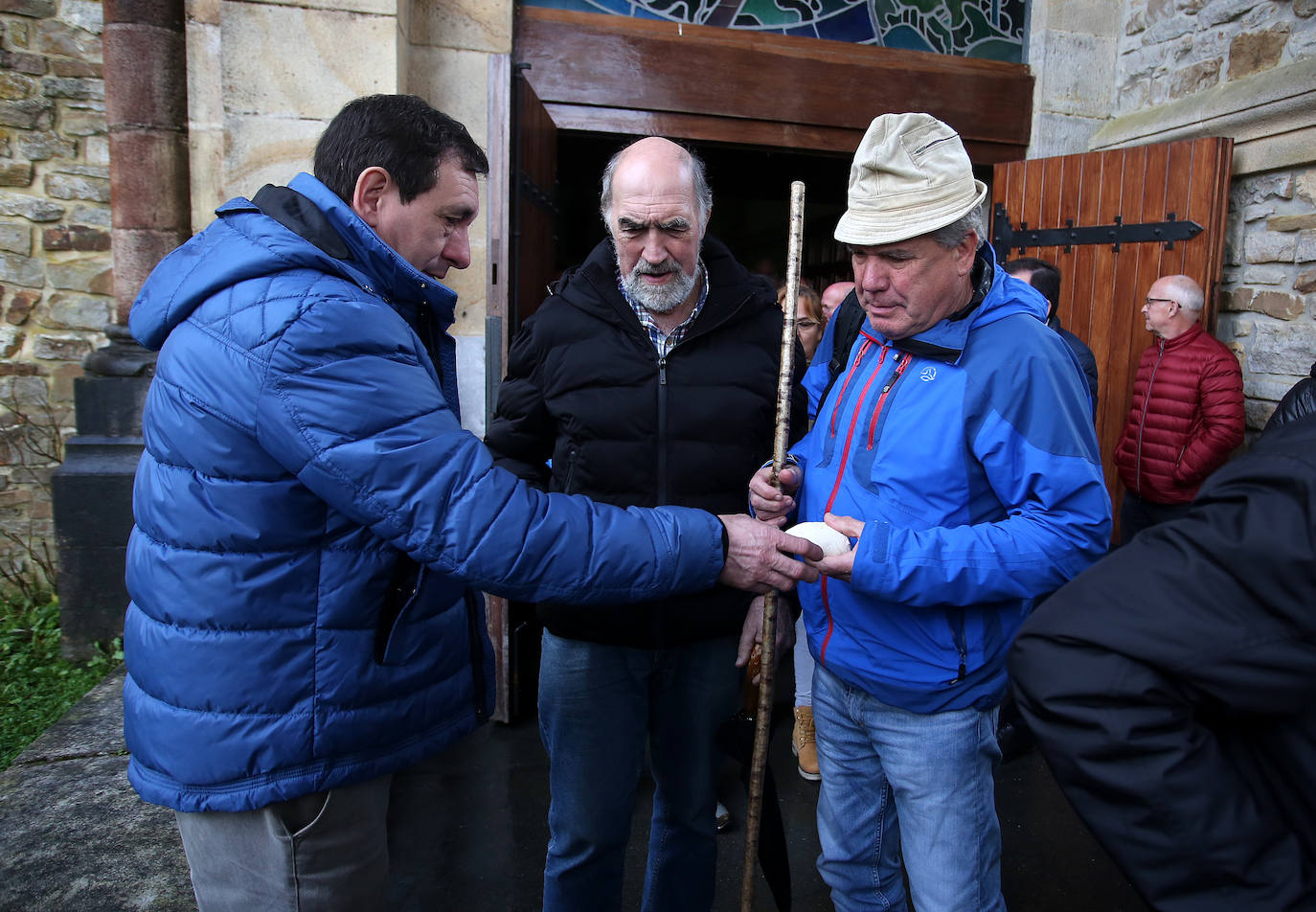 Numerosos fieles acudieron a Urkiola en el día de San Antonio para bendecir a sus mascotas.