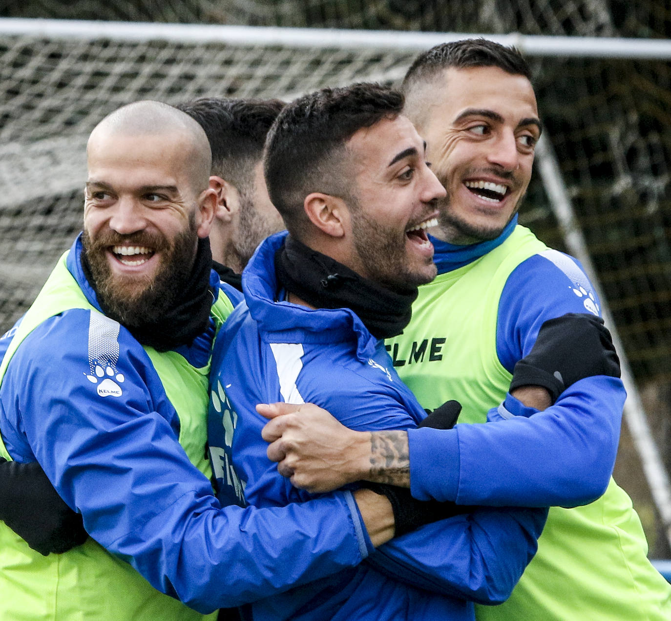 Laguardia y Joselu abrazan a Camarasa en el último entrenamiento.