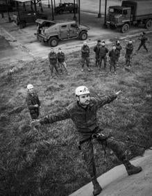 Imagen secundaria 2 - Adiestramiento. Un pelotón ensaya técnicas de combate urbano en módulos de hormigón que recrean calles y casas. A continuación, la cantina, donde la cabo Arranz y el brigada Varela charlan durante un descanso. Este servicio y el rancho están subcontratados. Finalmente, un soldado se desliza haciendo rápel por la rampa de la torre multiusos mientras le sujeta su instructor.