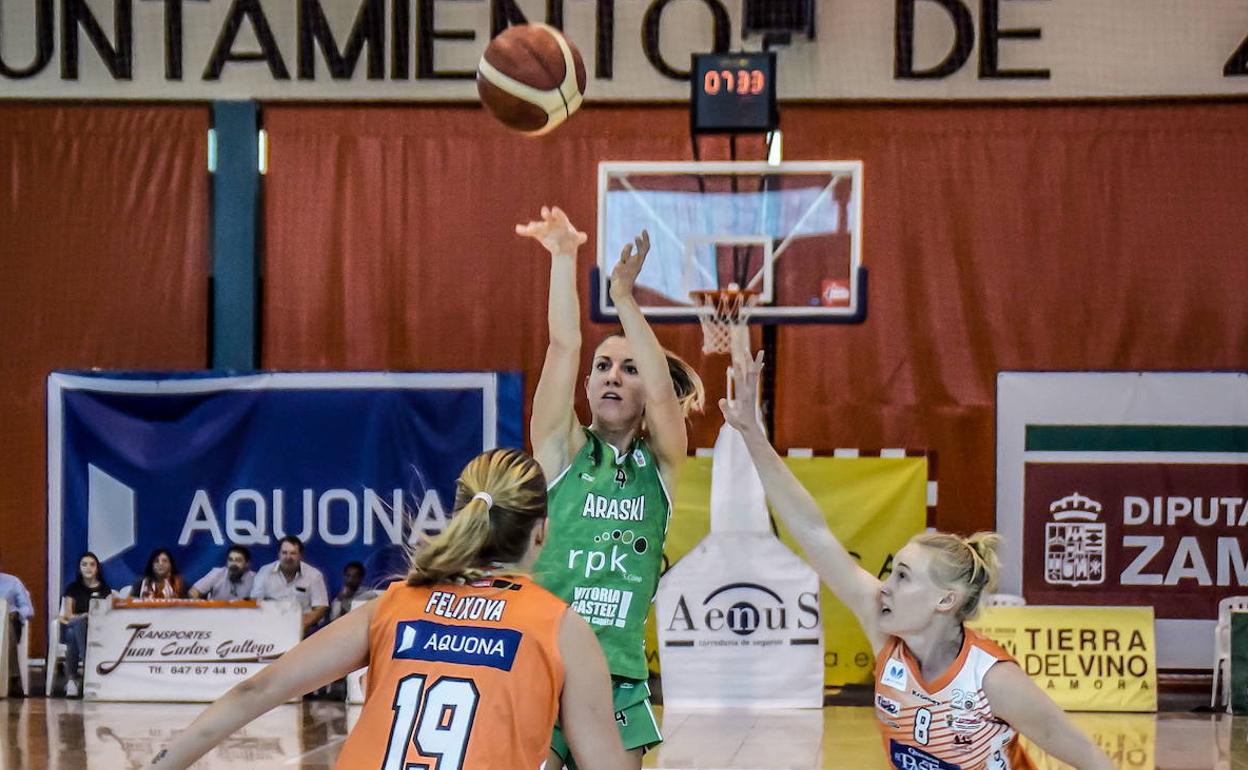 Izaskun García lanzando a canasta en el choque de la primera vuelta en Zamora. 