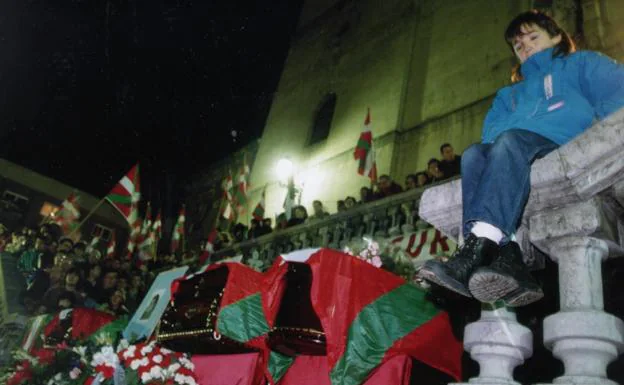 Imagen principal - El funeral en Santutxu fue multitudinario.