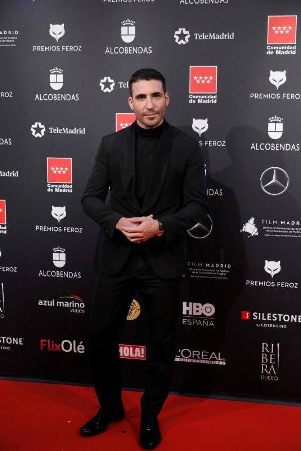 Miguel Ángel Silvestre vuelve a decantarse por el 'total black' con esmoquin y jerse de cuello alto de Pedro del Hierro.