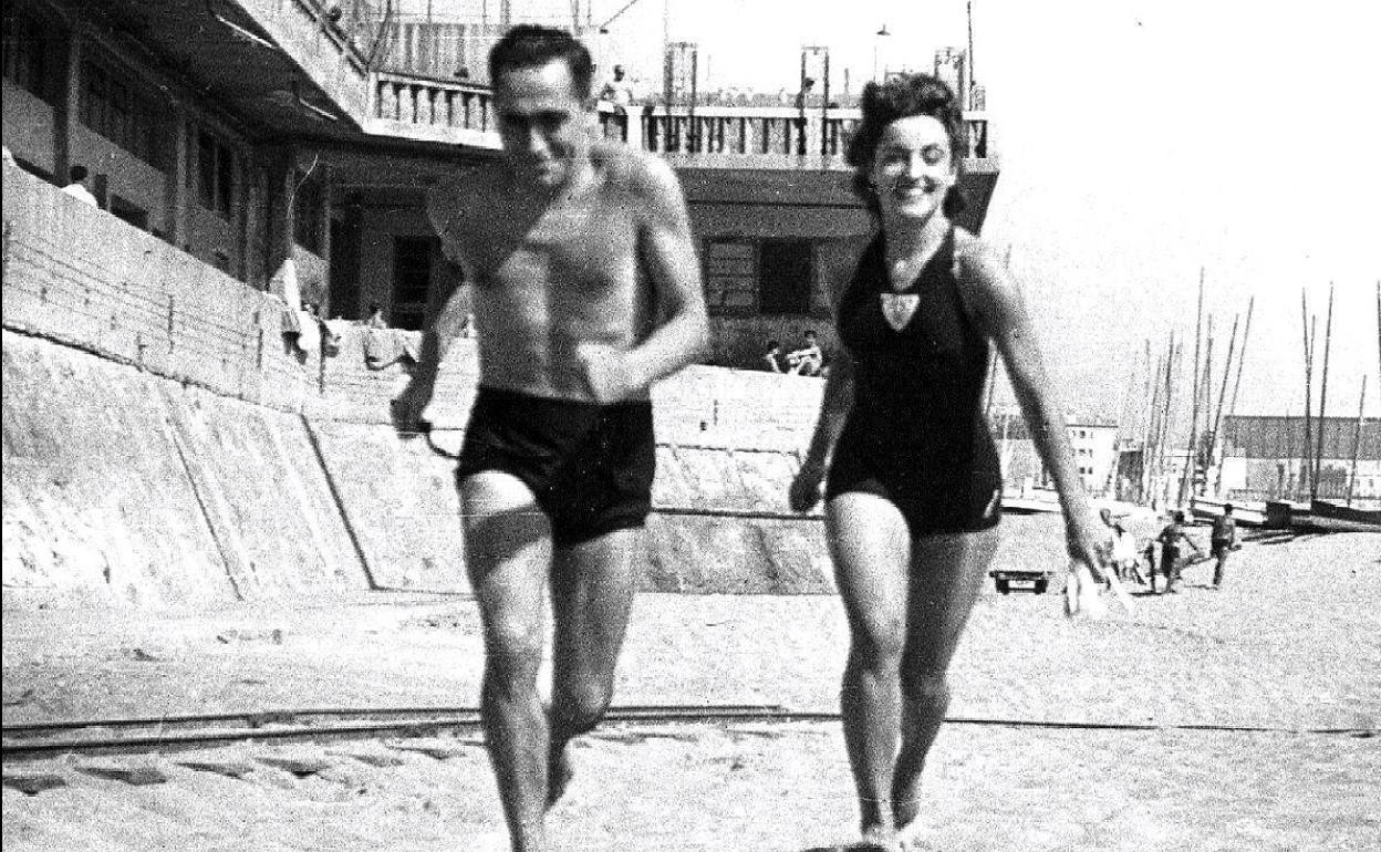 Julia García corre en la playa de Barcelona junto a su marido, Patxi Martínez de Lezea. 