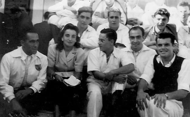 Patxi y Julia, recién casados, asisten a una competición en A Coruña en 1946. 