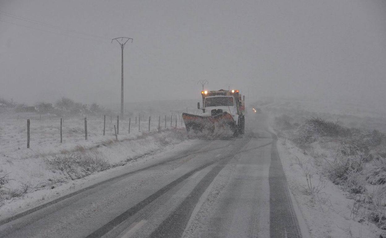 Una quitanieves trabajando en una carretera en la provincia de León.