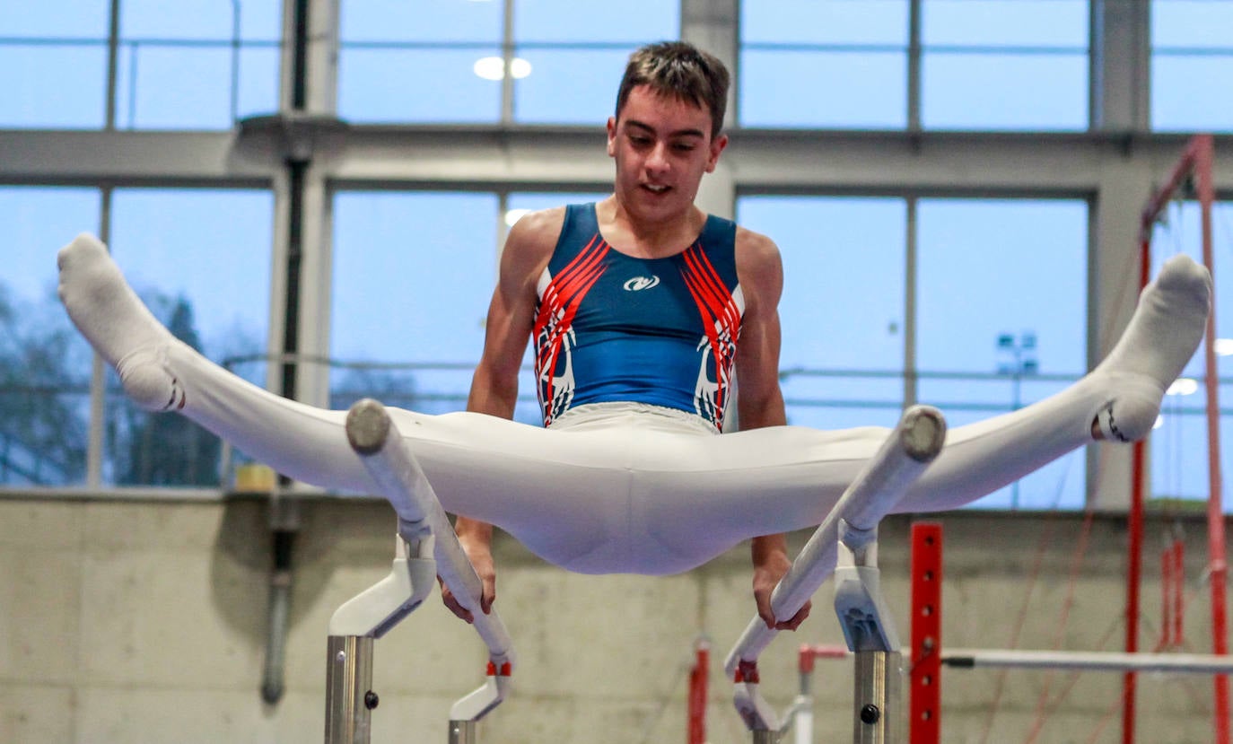 Un gimnasta, en pleno ejercicio. 